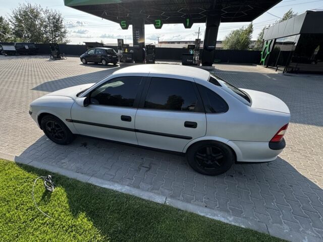 Серый Опель Вектра, объемом двигателя 1.8 л и пробегом 500 тыс. км за 2500 $, фото 2 на Automoto.ua