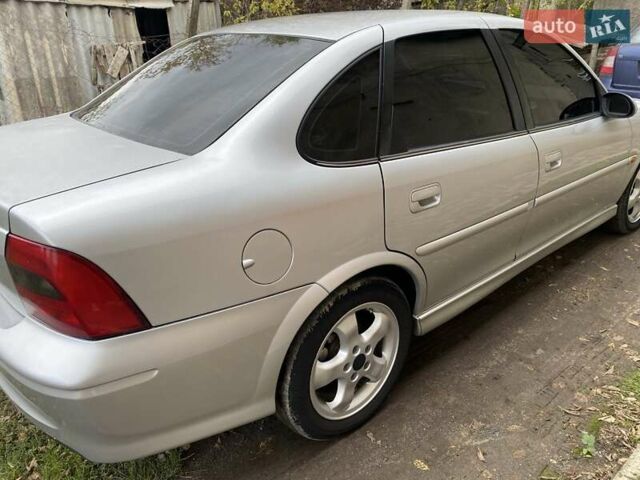 Сірий Опель Вектра, об'ємом двигуна 1.8 л та пробігом 244 тис. км за 3500 $, фото 4 на Automoto.ua