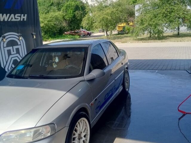 Серый Опель Вектра, объемом двигателя 1.8 л и пробегом 270 тыс. км за 2750 $, фото 1 на Automoto.ua