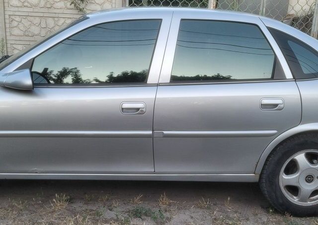 Сірий Опель Вектра, об'ємом двигуна 2 л та пробігом 276 тис. км за 2500 $, фото 2 на Automoto.ua
