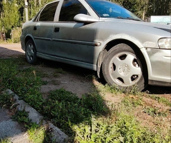 Сірий Опель Вектра, об'ємом двигуна 1.6 л та пробігом 417 тис. км за 900 $, фото 2 на Automoto.ua