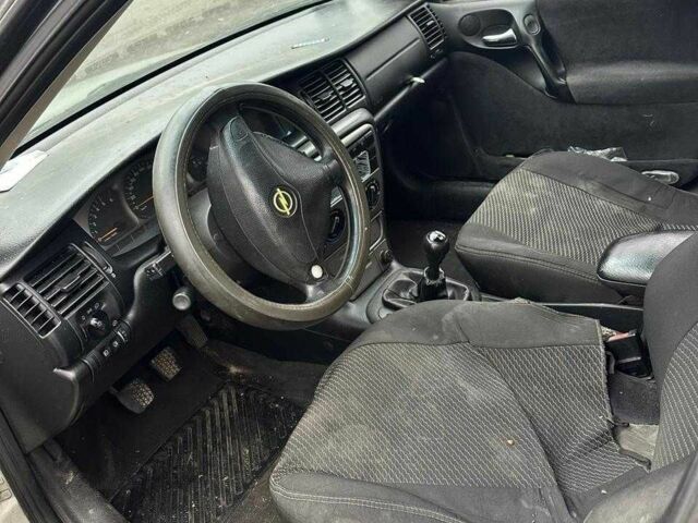 Сірий Опель Вектра, об'ємом двигуна 2 л та пробігом 1000 тис. км за 1000 $, фото 1 на Automoto.ua