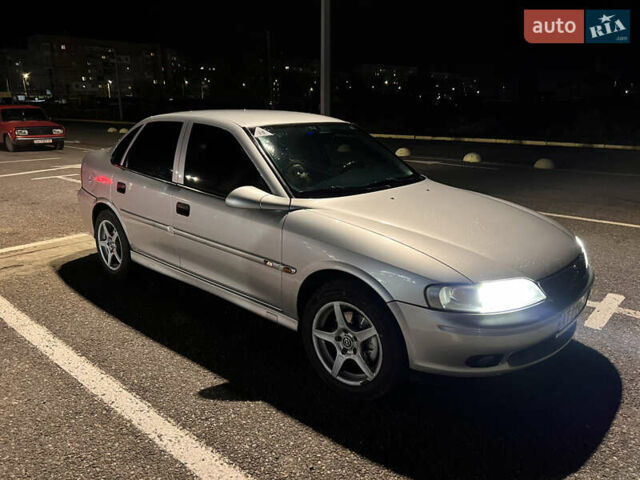 Серый Опель Вектра, объемом двигателя 2.2 л и пробегом 295 тыс. км за 4300 $, фото 6 на Automoto.ua