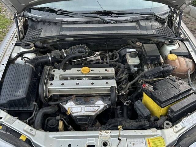 Серый Опель Вектра, объемом двигателя 1.6 л и пробегом 240 тыс. км за 1100 $, фото 1 на Automoto.ua