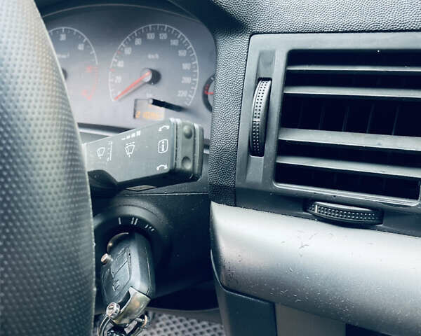 Сірий Опель Вектра, об'ємом двигуна 2.2 л та пробігом 300 тис. км за 3900 $, фото 8 на Automoto.ua