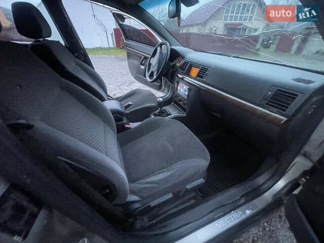 Сірий Опель Вектра, об'ємом двигуна 2 л та пробігом 330 тис. км за 2999 $, фото 19 на Automoto.ua