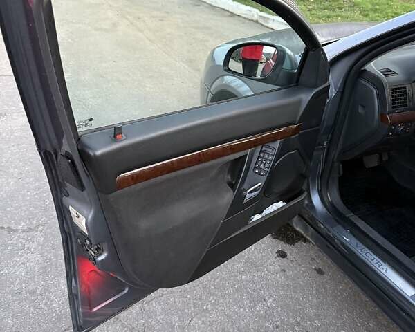 Серый Опель Вектра, объемом двигателя 2.2 л и пробегом 340 тыс. км за 3825 $, фото 12 на Automoto.ua