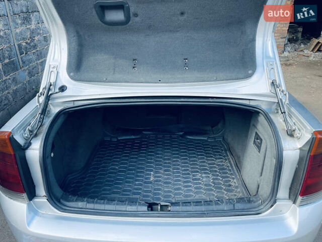 Сірий Опель Вектра, об'ємом двигуна 2.2 л та пробігом 300 тис. км за 3900 $, фото 13 на Automoto.ua