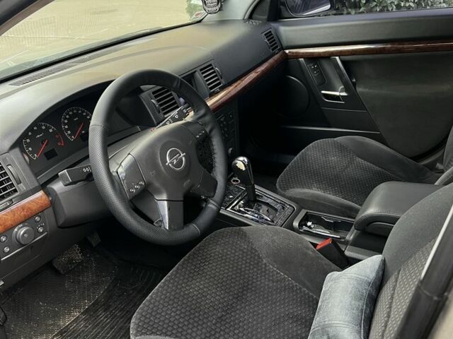 Сірий Опель Вектра, об'ємом двигуна 2.2 л та пробігом 300 тис. км за 2000 $, фото 3 на Automoto.ua