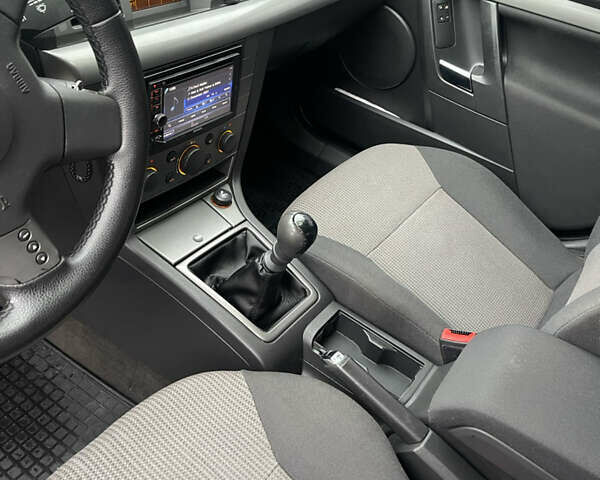 Серый Опель Вектра, объемом двигателя 1.8 л и пробегом 288 тыс. км за 4350 $, фото 9 на Automoto.ua