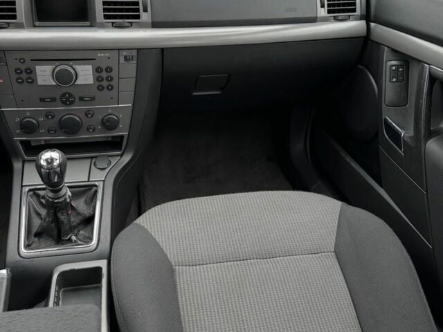 Серый Опель Вектра, объемом двигателя 2.2 л и пробегом 212 тыс. км за 4350 $, фото 5 на Automoto.ua