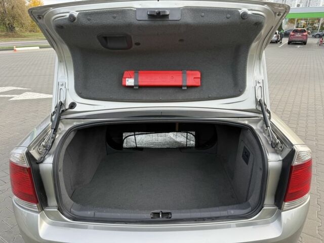 Серый Опель Вектра, объемом двигателя 2.2 л и пробегом 156 тыс. км за 5599 $, фото 20 на Automoto.ua