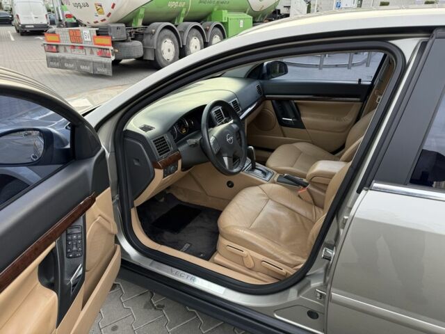 Серый Опель Вектра, объемом двигателя 2.2 л и пробегом 156 тыс. км за 5599 $, фото 13 на Automoto.ua