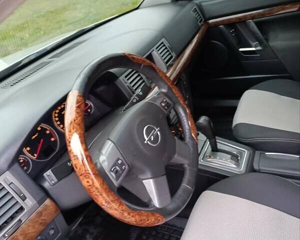 Серый Опель Вектра, объемом двигателя 2.2 л и пробегом 330 тыс. км за 4000 $, фото 1 на Automoto.ua