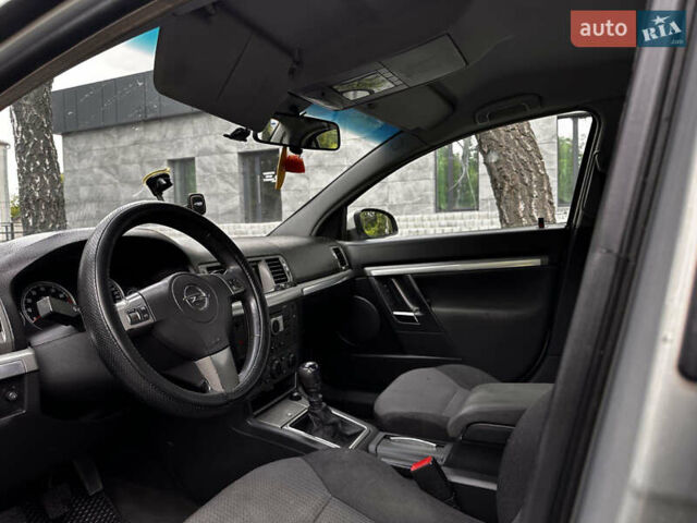 Серый Опель Вектра, объемом двигателя 2.2 л и пробегом 318 тыс. км за 3850 $, фото 2 на Automoto.ua