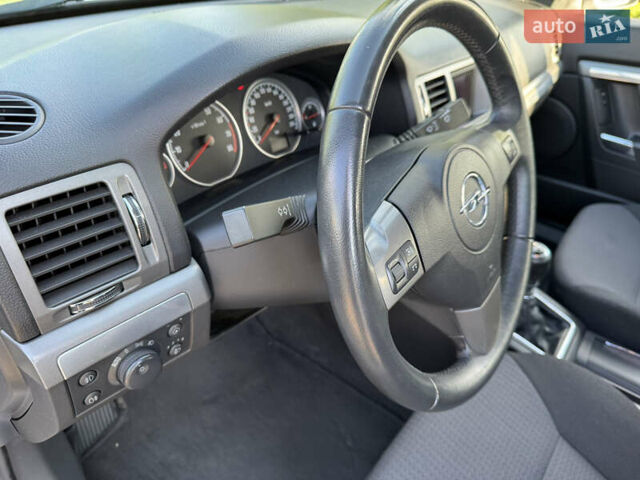 Серый Опель Вектра, объемом двигателя 2.2 л и пробегом 182 тыс. км за 5000 $, фото 59 на Automoto.ua