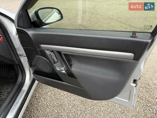 Сірий Опель Вектра, об'ємом двигуна 1.6 л та пробігом 300 тис. км за 4500 $, фото 15 на Automoto.ua