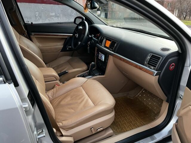 Серый Опель Вектра, объемом двигателя 2.8 л и пробегом 300 тыс. км за 7500 $, фото 3 на Automoto.ua