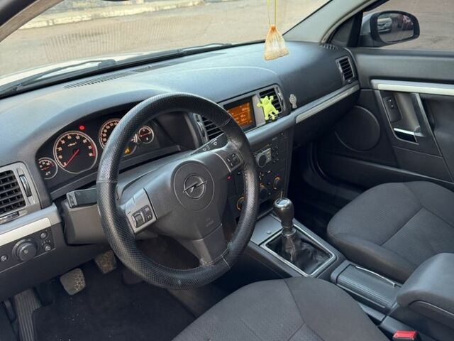 Серый Опель Вектра, объемом двигателя 2.2 л и пробегом 250 тыс. км за 3999 $, фото 4 на Automoto.ua