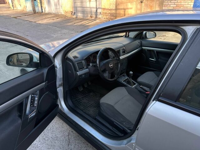 Серый Опель Вектра, объемом двигателя 2.2 л и пробегом 400 тыс. км за 1950 $, фото 4 на Automoto.ua