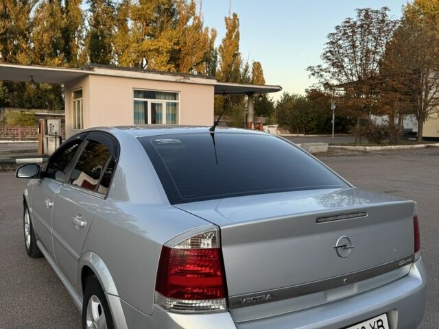 Серый Опель Вектра, объемом двигателя 2.2 л и пробегом 250 тыс. км за 3999 $, фото 1 на Automoto.ua