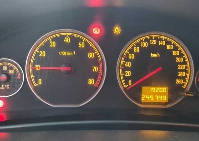 Серый Опель Вектра, объемом двигателя 1.8 л и пробегом 245 тыс. км за 2700 $, фото 6 на Automoto.ua