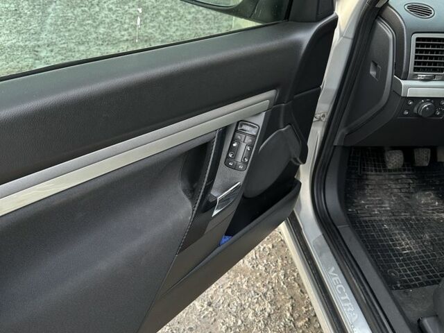 Серый Опель Вектра, объемом двигателя 2.2 л и пробегом 208 тыс. км за 5200 $, фото 4 на Automoto.ua