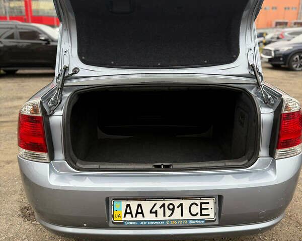 Сірий Опель Вектра, об'ємом двигуна 2.2 л та пробігом 56 тис. км за 8500 $, фото 17 на Automoto.ua