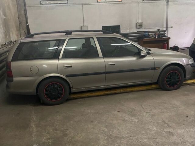 Серый Опель Вектра, объемом двигателя 2.2 л и пробегом 300 тыс. км за 999 $, фото 1 на Automoto.ua