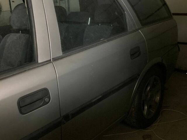 Сірий Опель Вектра, об'ємом двигуна 0 л та пробігом 300 тис. км за 2667 $, фото 2 на Automoto.ua