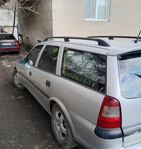 Сірий Опель Вектра, об'ємом двигуна 2 л та пробігом 300 тис. км за 2000 $, фото 3 на Automoto.ua