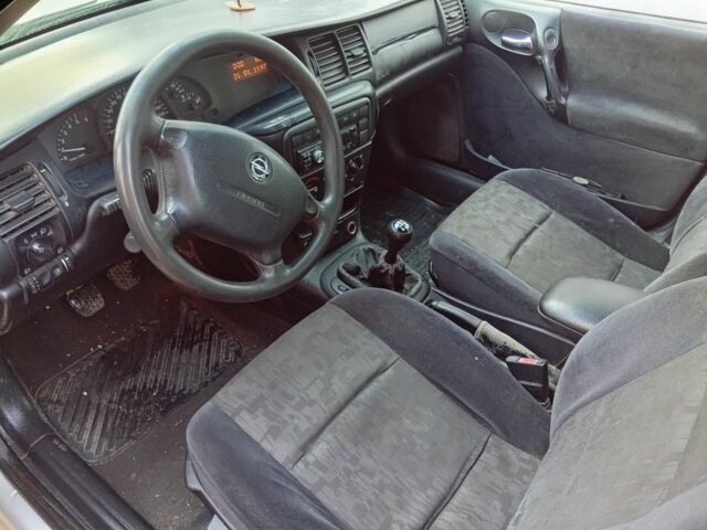 Серый Опель Вектра, объемом двигателя 2 л и пробегом 329 тыс. км за 2596 $, фото 6 на Automoto.ua