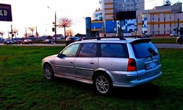 Сірий Опель Вектра, об'ємом двигуна 2 л та пробігом 270 тис. км за 2073 $, фото 6 на Automoto.ua