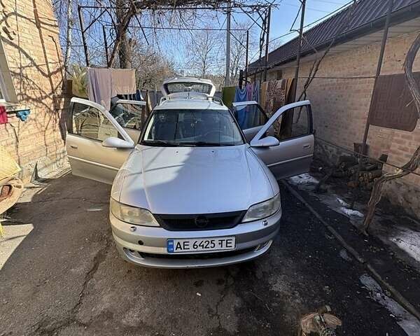 Серый Опель Вектра, объемом двигателя 1.8 л и пробегом 350 тыс. км за 2500 $, фото 4 на Automoto.ua