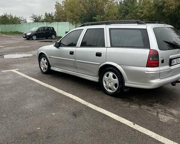 Серый Опель Вектра, объемом двигателя 2 л и пробегом 299 тыс. км за 2200 $, фото 1 на Automoto.ua