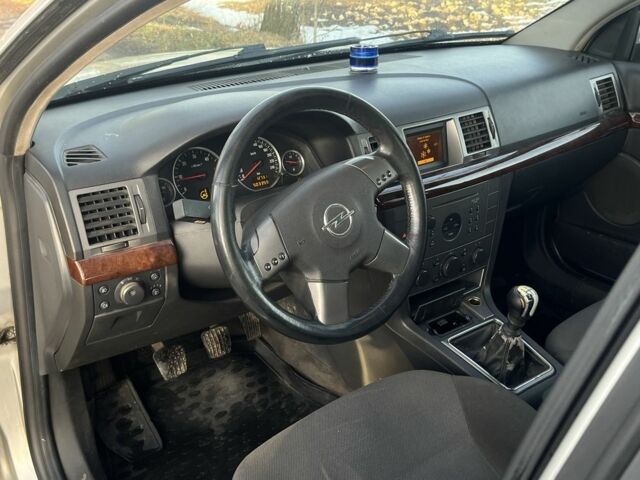 Сірий Опель Вектра, об'ємом двигуна 2.2 л та пробігом 400 тис. км за 1899 $, фото 12 на Automoto.ua