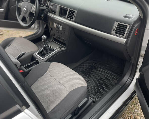 Сірий Опель Вектра, об'ємом двигуна 1.8 л та пробігом 276 тис. км за 4999 $, фото 3 на Automoto.ua