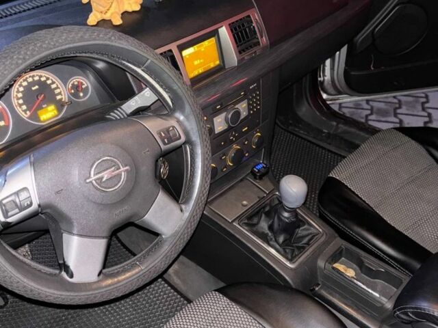 Серый Опель Вектра, объемом двигателя 1.9 л и пробегом 290 тыс. км за 3900 $, фото 1 на Automoto.ua