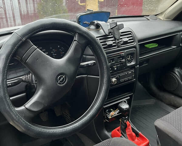 Серый Опель Вектра, объемом двигателя 1.79 л и пробегом 200 тыс. км за 1300 $, фото 7 на Automoto.ua