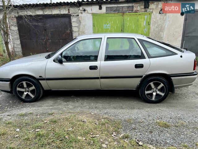 Серый Опель Вектра, объемом двигателя 1.7 л и пробегом 200 тыс. км за 1299 $, фото 14 на Automoto.ua