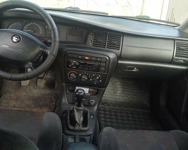 Серый Опель Вектра, объемом двигателя 1.8 л и пробегом 315 тыс. км за 2900 $, фото 1 на Automoto.ua