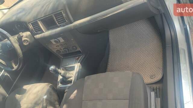 Серый Опель Вектра, объемом двигателя 2.2 л и пробегом 187 тыс. км за 5350 $, фото 4 на Automoto.ua