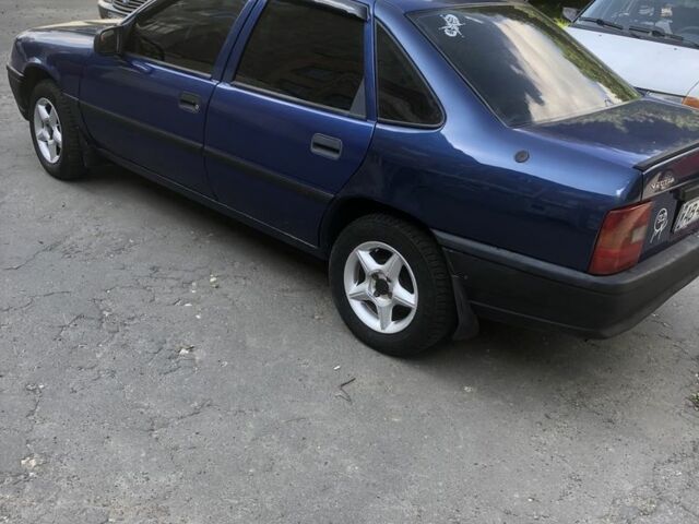 Синий Опель Вектра, объемом двигателя 1.6 л и пробегом 270 тыс. км за 2000 $, фото 2 на Automoto.ua