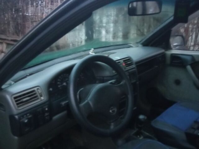 Синий Опель Вектра, объемом двигателя 2 л и пробегом 300 тыс. км за 1800 $, фото 2 на Automoto.ua