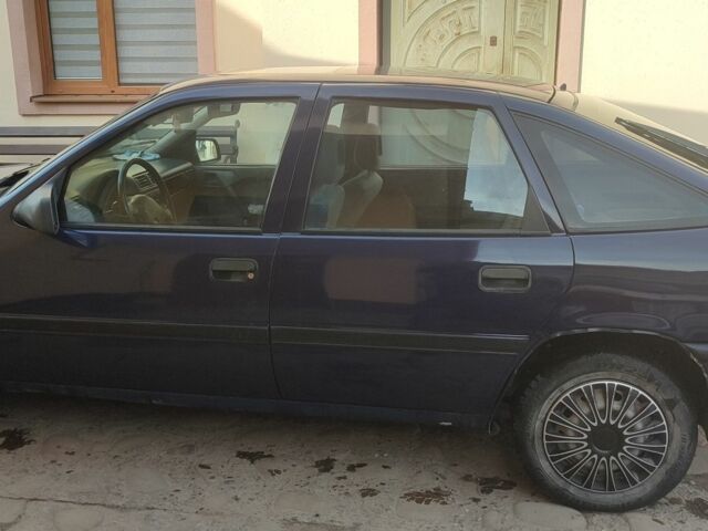 Синий Опель Вектра, объемом двигателя 1.6 л и пробегом 100 тыс. км за 599 $, фото 4 на Automoto.ua