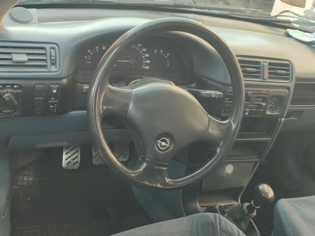 Синий Опель Вектра, объемом двигателя 1.6 л и пробегом 100 тыс. км за 599 $, фото 2 на Automoto.ua