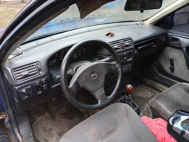 Синий Опель Вектра, объемом двигателя 1.8 л и пробегом 90 тыс. км за 550 $, фото 6 на Automoto.ua