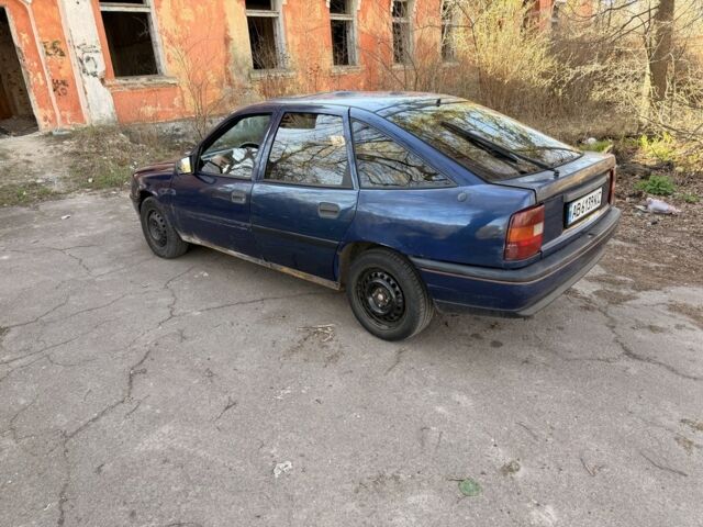 Синий Опель Вектра, объемом двигателя 2 л и пробегом 300 тыс. км за 700 $, фото 6 на Automoto.ua