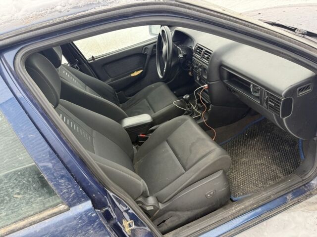 Синий Опель Вектра, объемом двигателя 2 л и пробегом 180 тыс. км за 2100 $, фото 4 на Automoto.ua