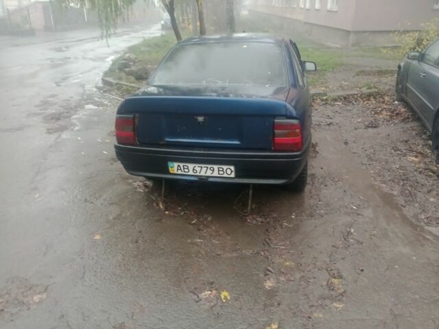 Синий Опель Вектра, объемом двигателя 1.8 л и пробегом 386 тыс. км за 300 $, фото 2 на Automoto.ua